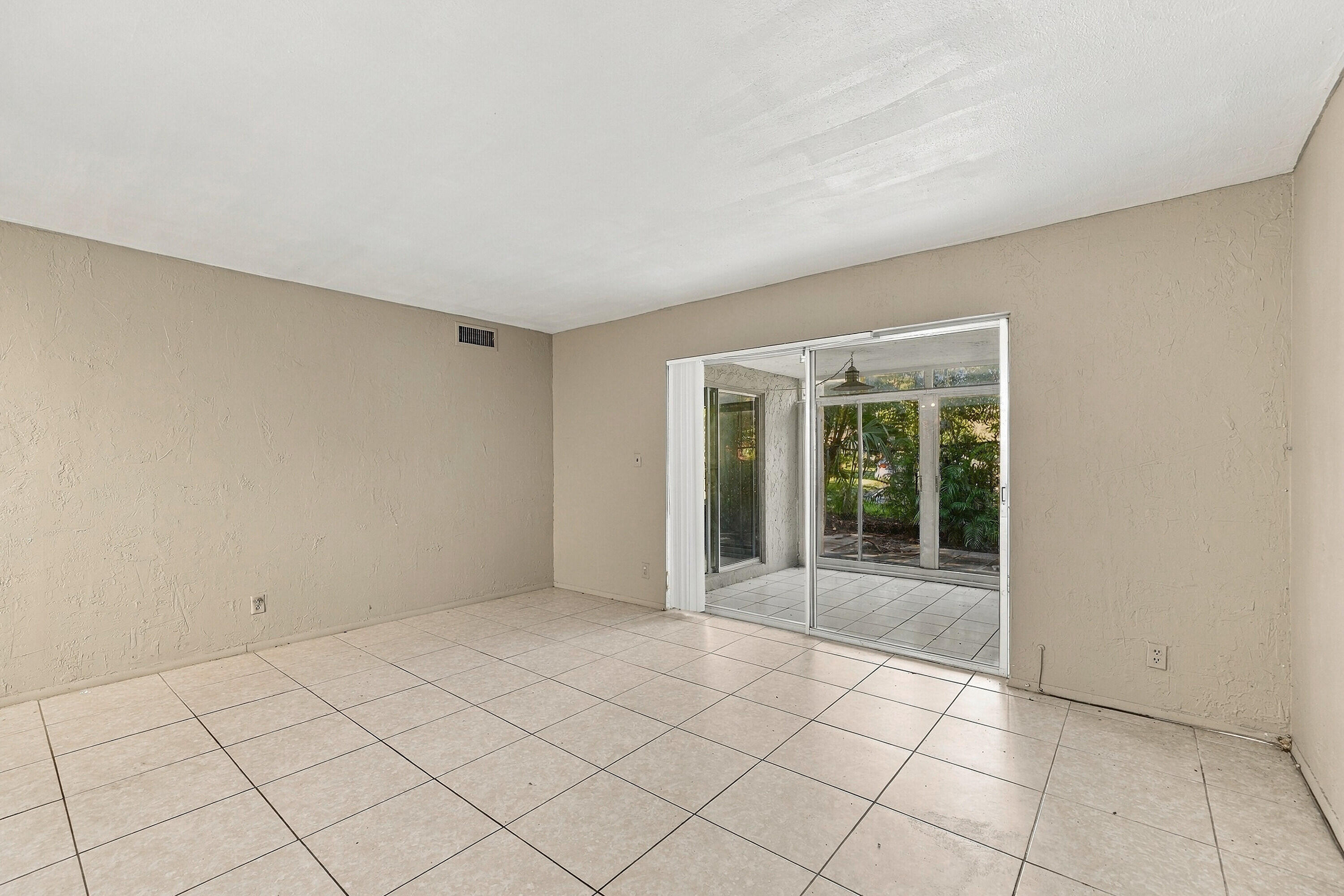 4221 NW 19TH Street 287, Lauderhill, FL, 33313/$60,000 3 4221 NW 19TH Street 287