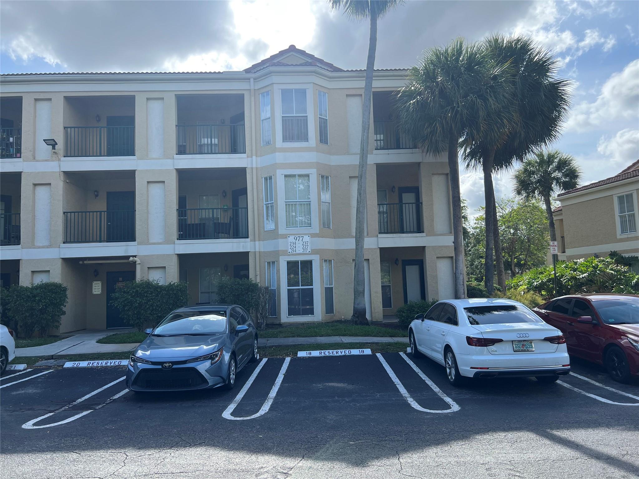 Spacious 1 Bed 1 Bath 3rd floor condo w. 3 different entrance way to get in, tile floors throughout the entire unit, granite kitchen counters with breakfast area, with all the appliances, full size washer & dryer, resort style community clubhouse, heated spa, fitness center, and is within minutes to Coral Square Mall, Publix, BJ, and restaurants. Located in the good location with convenient access to all highways. Very nice residential area in Savannah community. ** Motivated Landlord to rent out this unit.