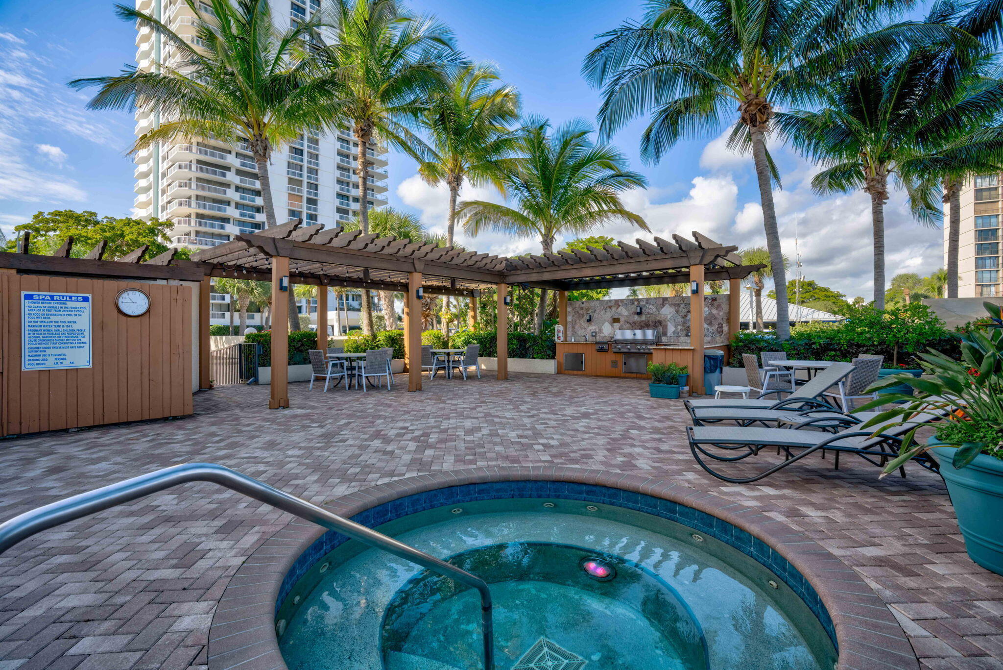 MARINA TOWER OLD PORT COVE - Residential
