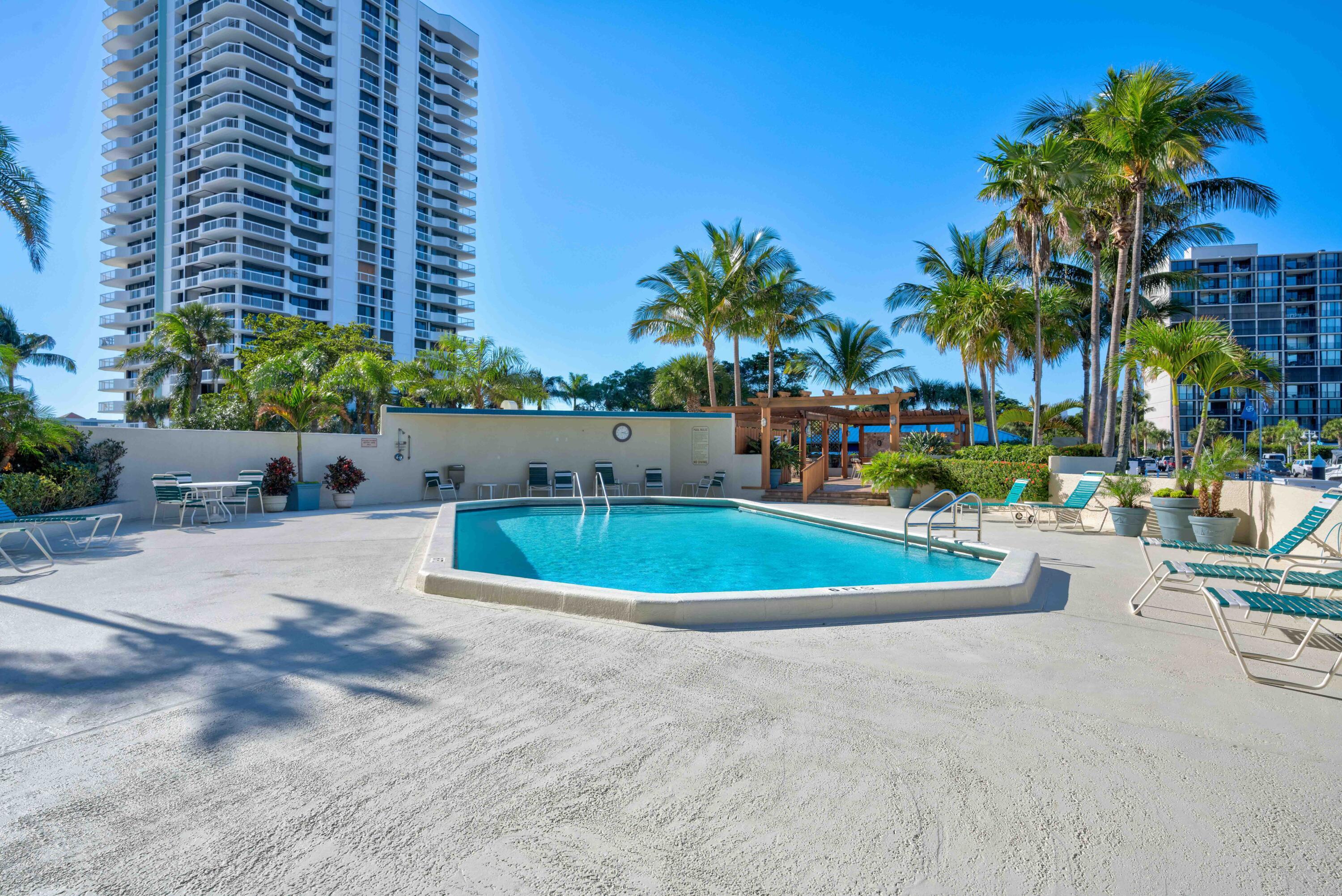 MARINA TOWER OLD PORT COVE - Residential