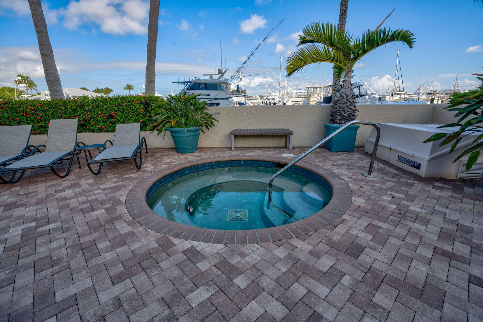 MARINA TOWER OLD PORT COVE - Residential