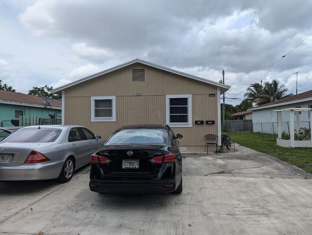 Photo of 1021 Selkirk Street N #B, West Palm Beach, FL 33405 (MLS # R11133196)