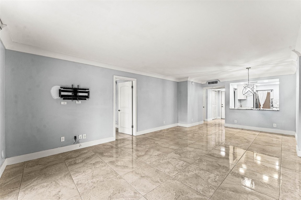 LIGHTHOUSE POINT PLAZA CO - Residential Lease