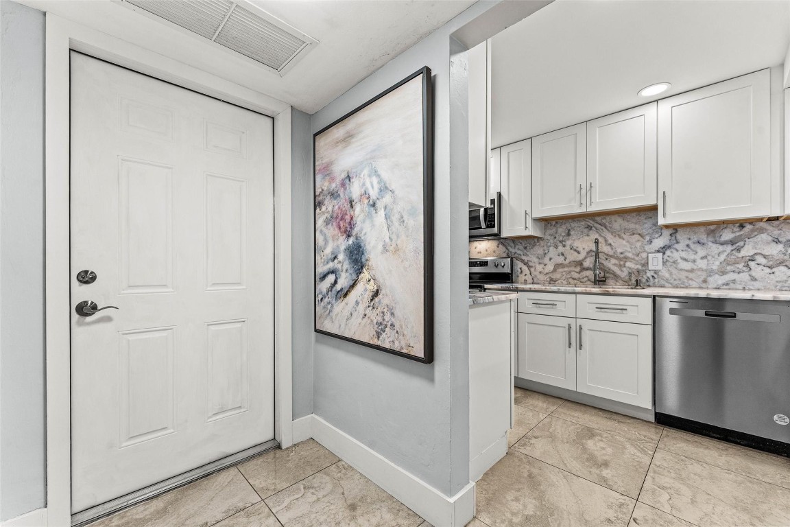 LIGHTHOUSE POINT PLAZA CO - Residential Lease