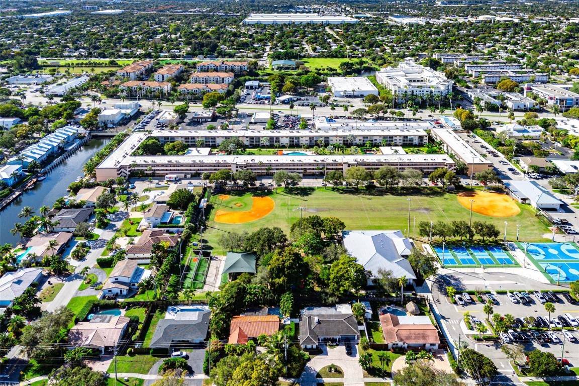 LIGHTHOUSE POINT PLAZA CO - Residential Lease