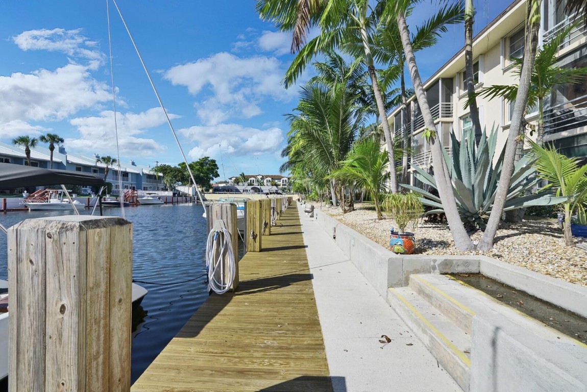 LIGHTHOUSE POINT PLAZA CO - Residential Lease