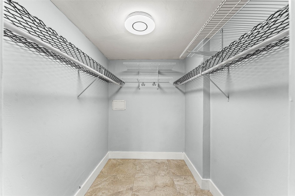 LIGHTHOUSE POINT PLAZA CO - Residential Lease