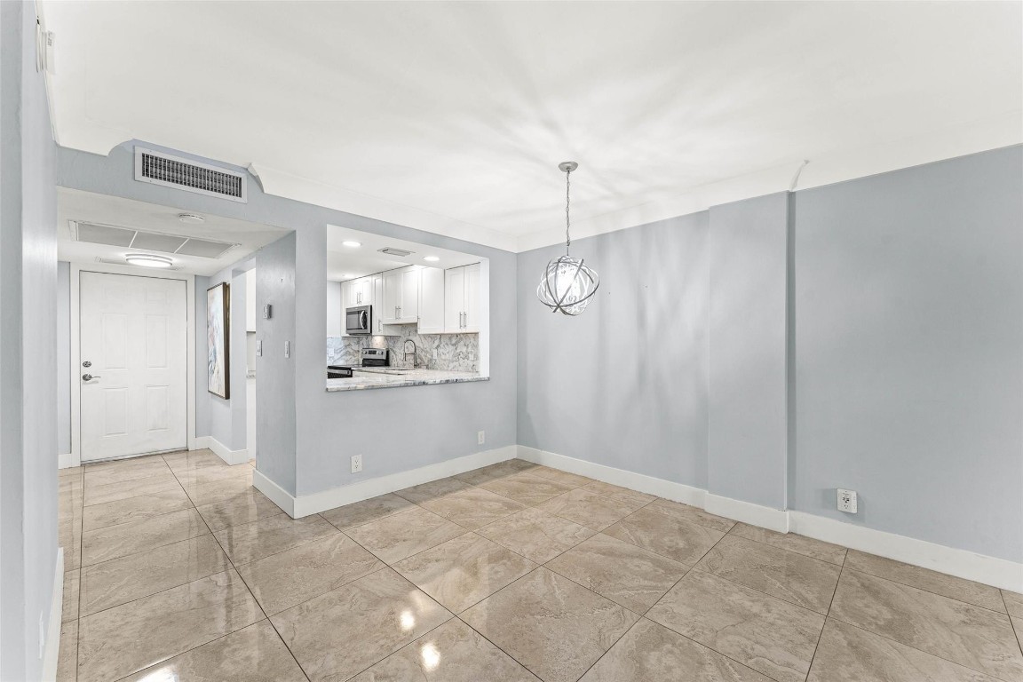 LIGHTHOUSE POINT PLAZA CO - Residential Lease