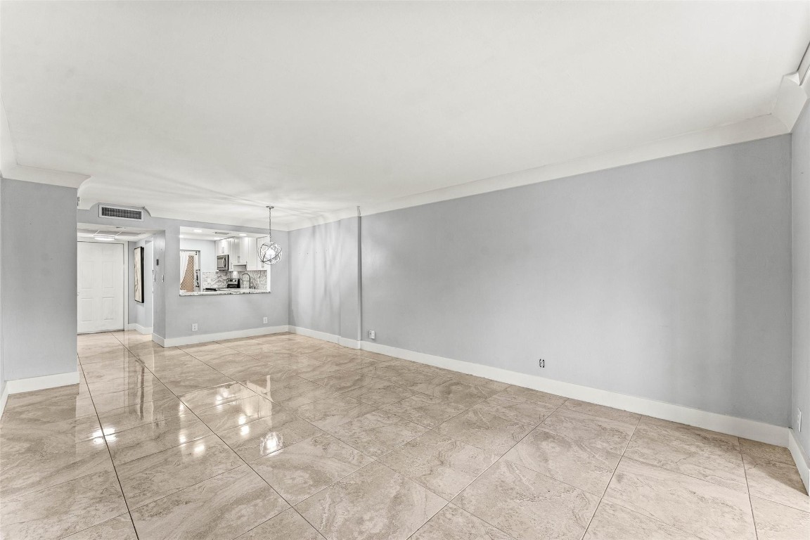 LIGHTHOUSE POINT PLAZA CO - Residential Lease