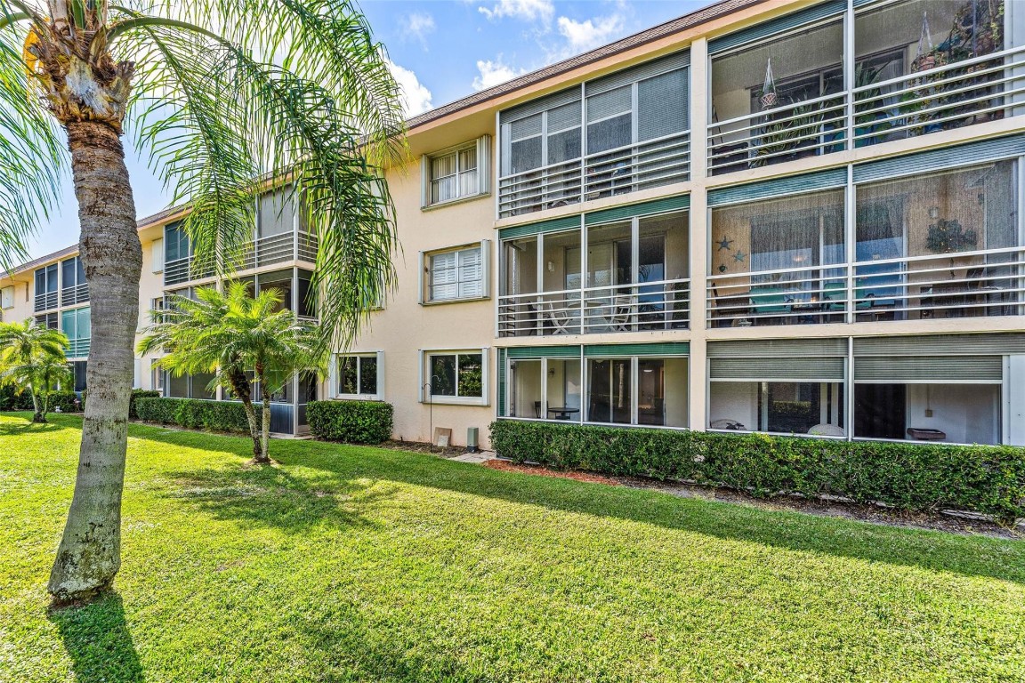 LIGHTHOUSE POINT PLAZA CO - Residential Lease