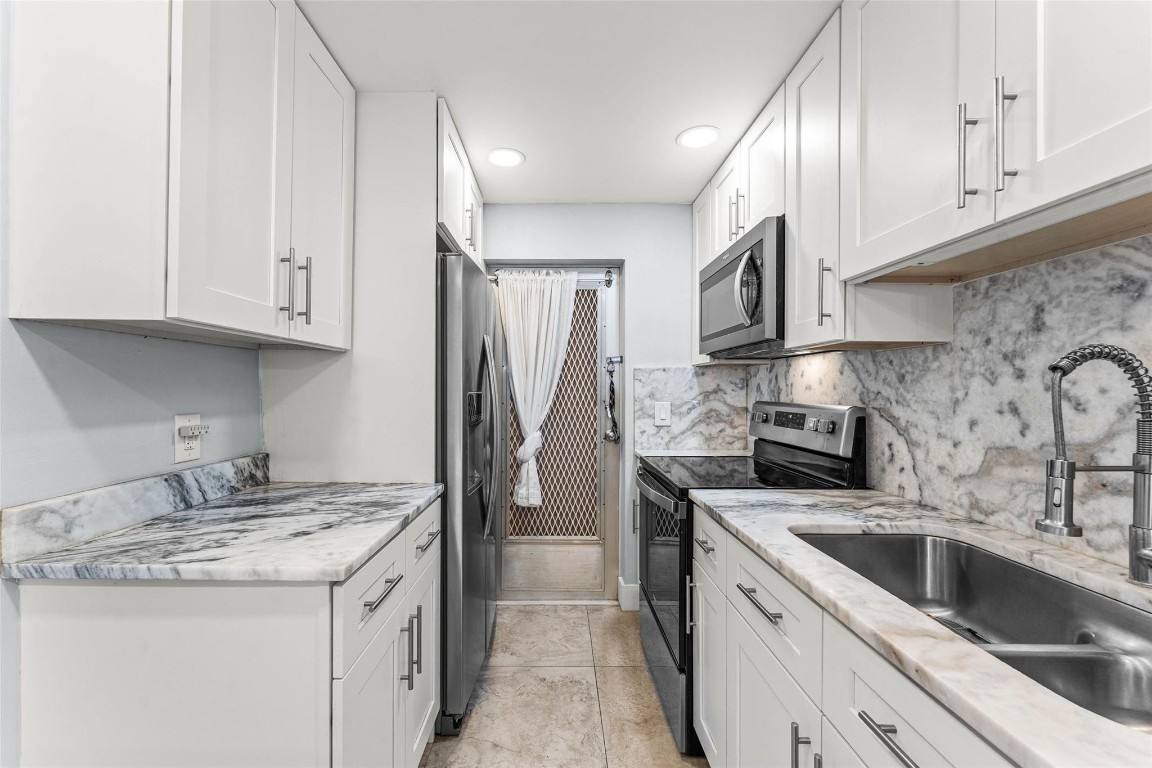 LIGHTHOUSE POINT PLAZA CO - Residential Lease