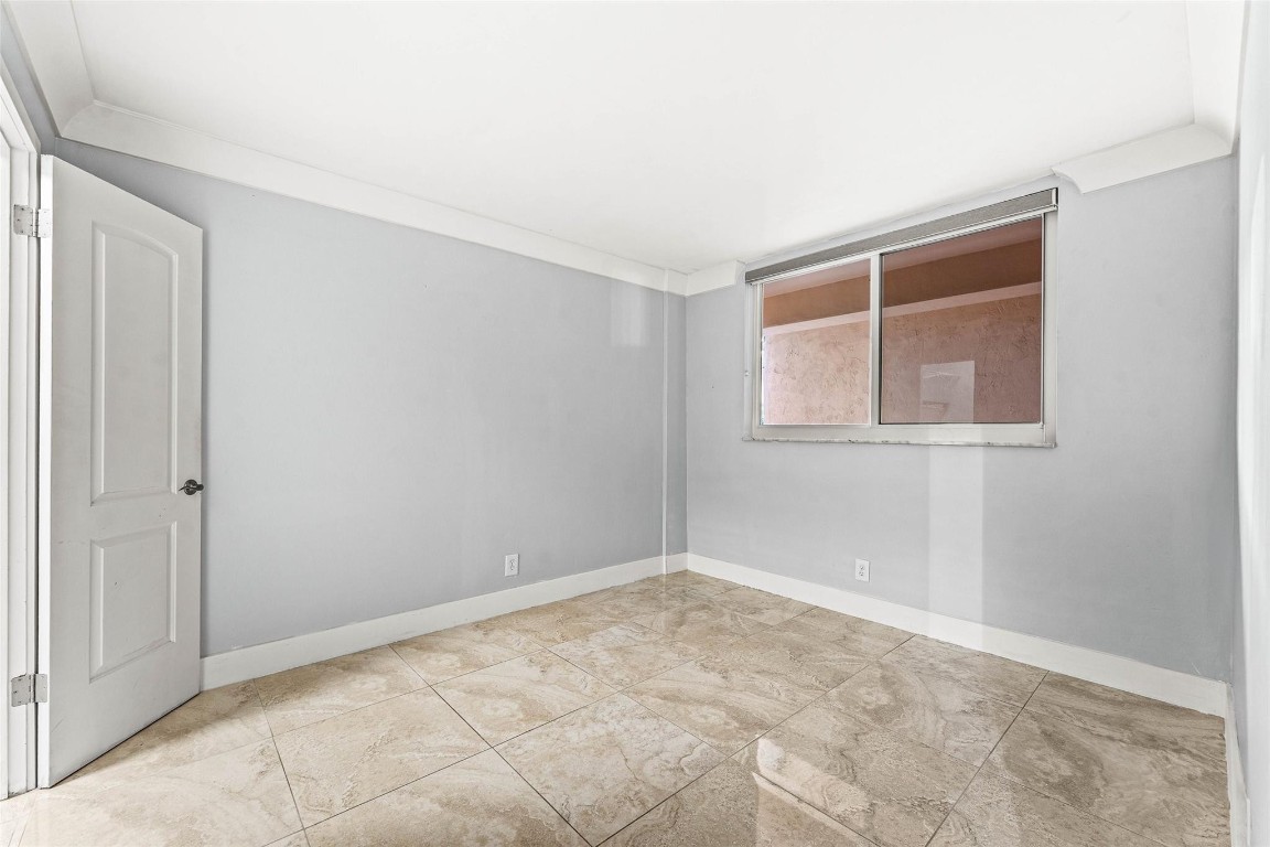 LIGHTHOUSE POINT PLAZA CO - Residential Lease