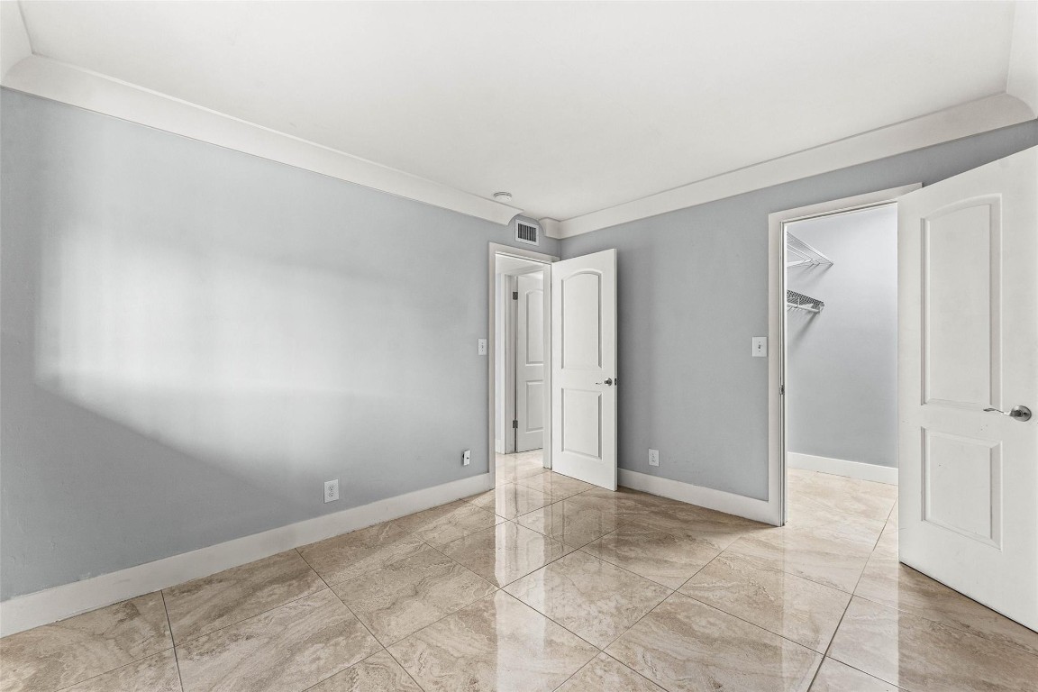 LIGHTHOUSE POINT PLAZA CO - Residential Lease