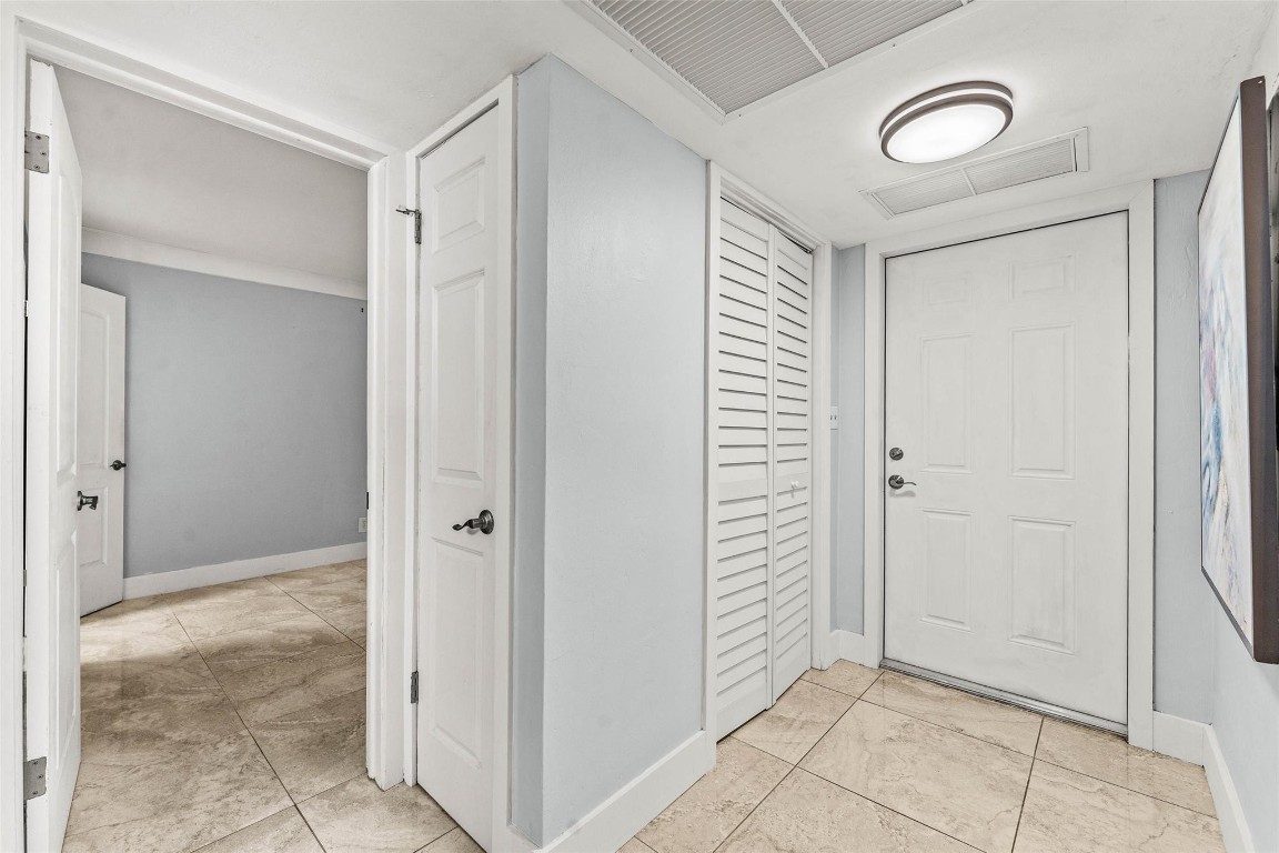 LIGHTHOUSE POINT PLAZA CO - Residential Lease