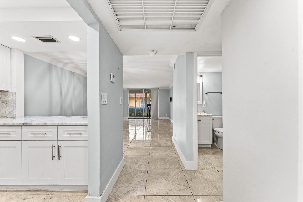 LIGHTHOUSE POINT PLAZA CO - Residential Lease