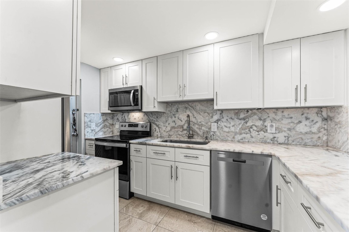 LIGHTHOUSE POINT PLAZA CO - Residential Lease