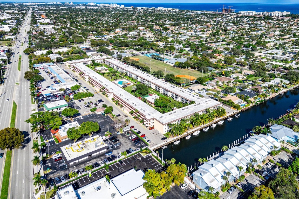 LIGHTHOUSE POINT PLAZA CO - Residential Lease