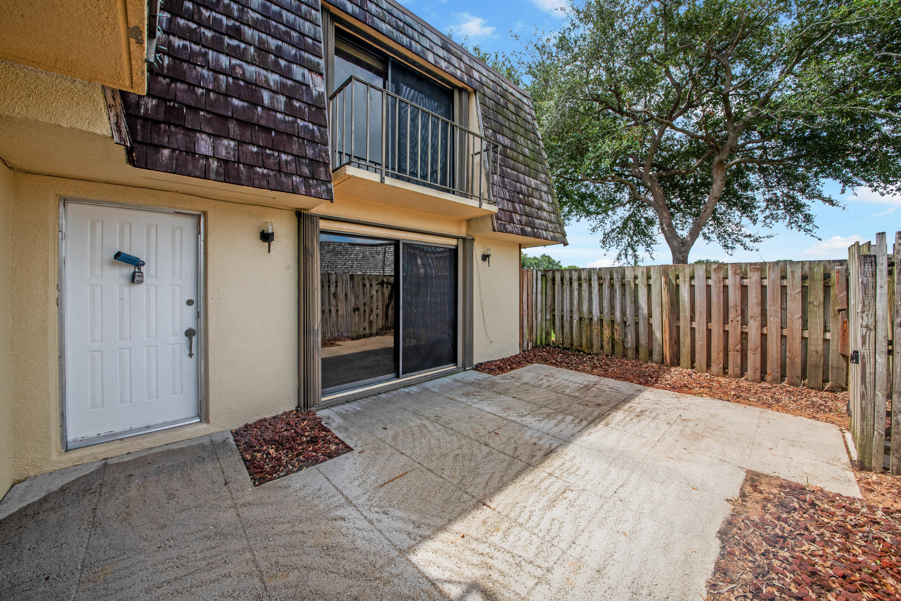 LAKEWOOD OF PALM SPRINGS - Residential Lease