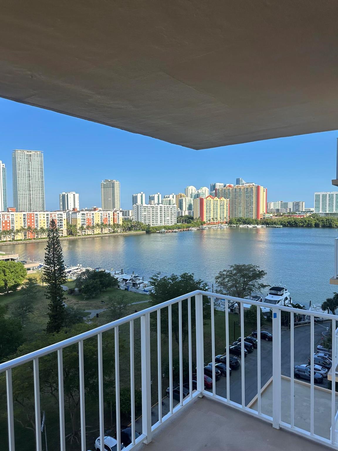 WINSTON TOWERS 700 CONDO - Residential