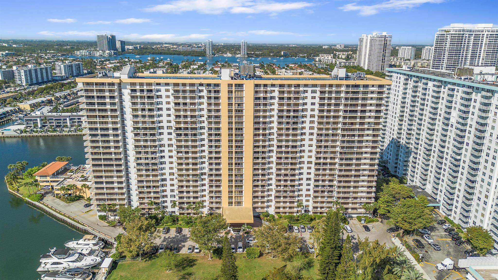 WINSTON TOWERS 700 CONDO - Residential