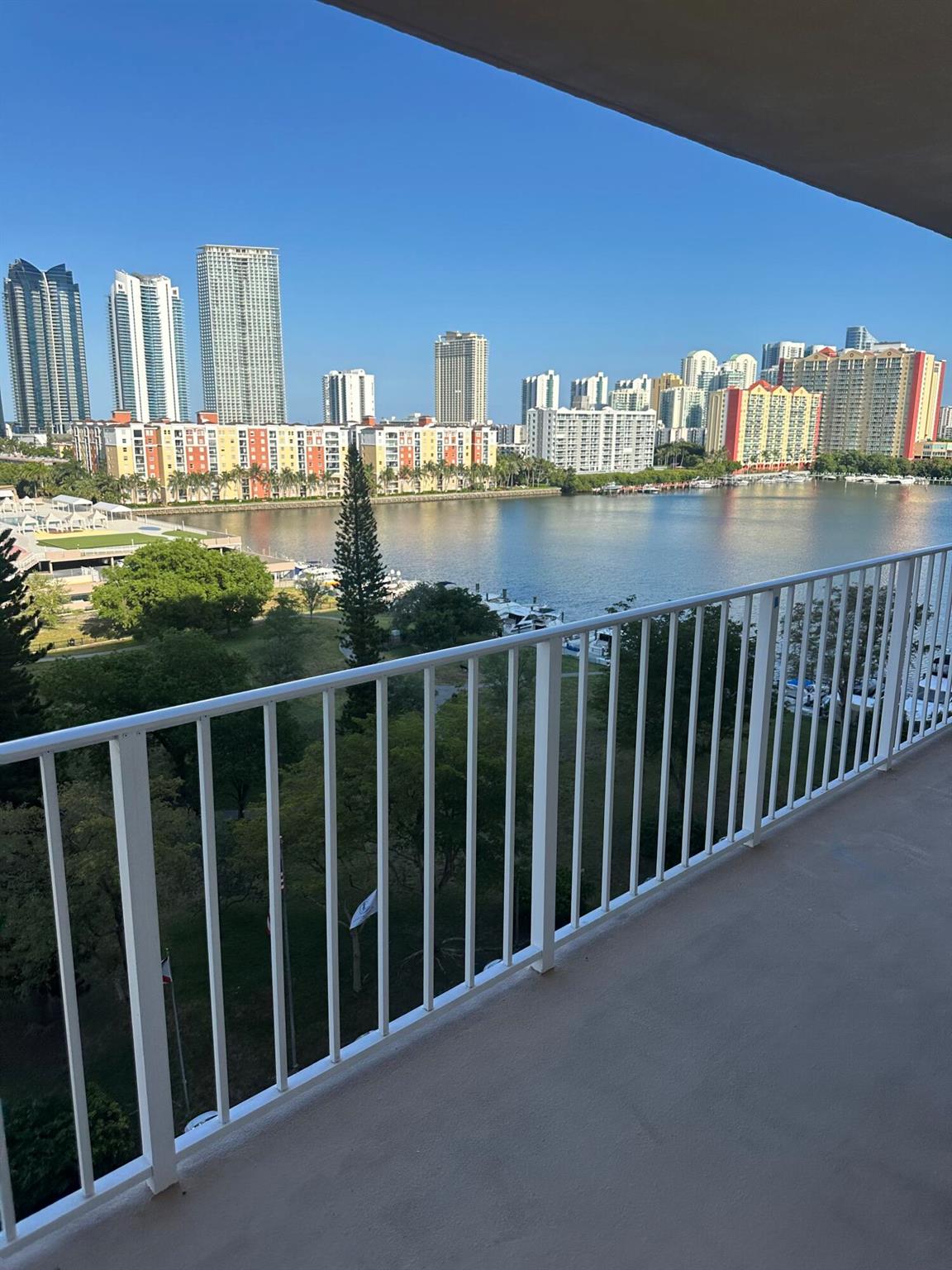 WINSTON TOWERS 700 CONDO - Residential