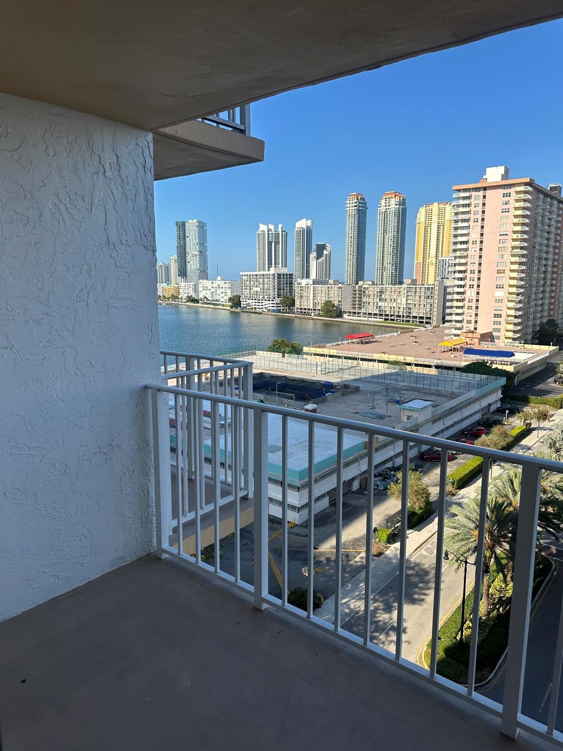 WINSTON TOWERS 700 CONDO - Residential