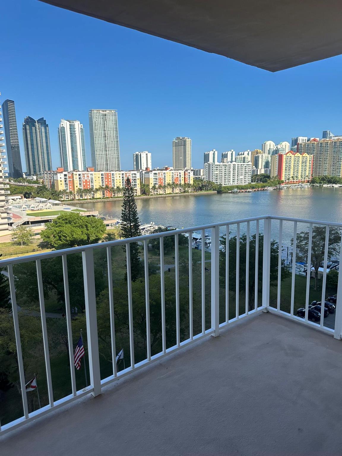 WINSTON TOWERS 700 CONDO - Residential