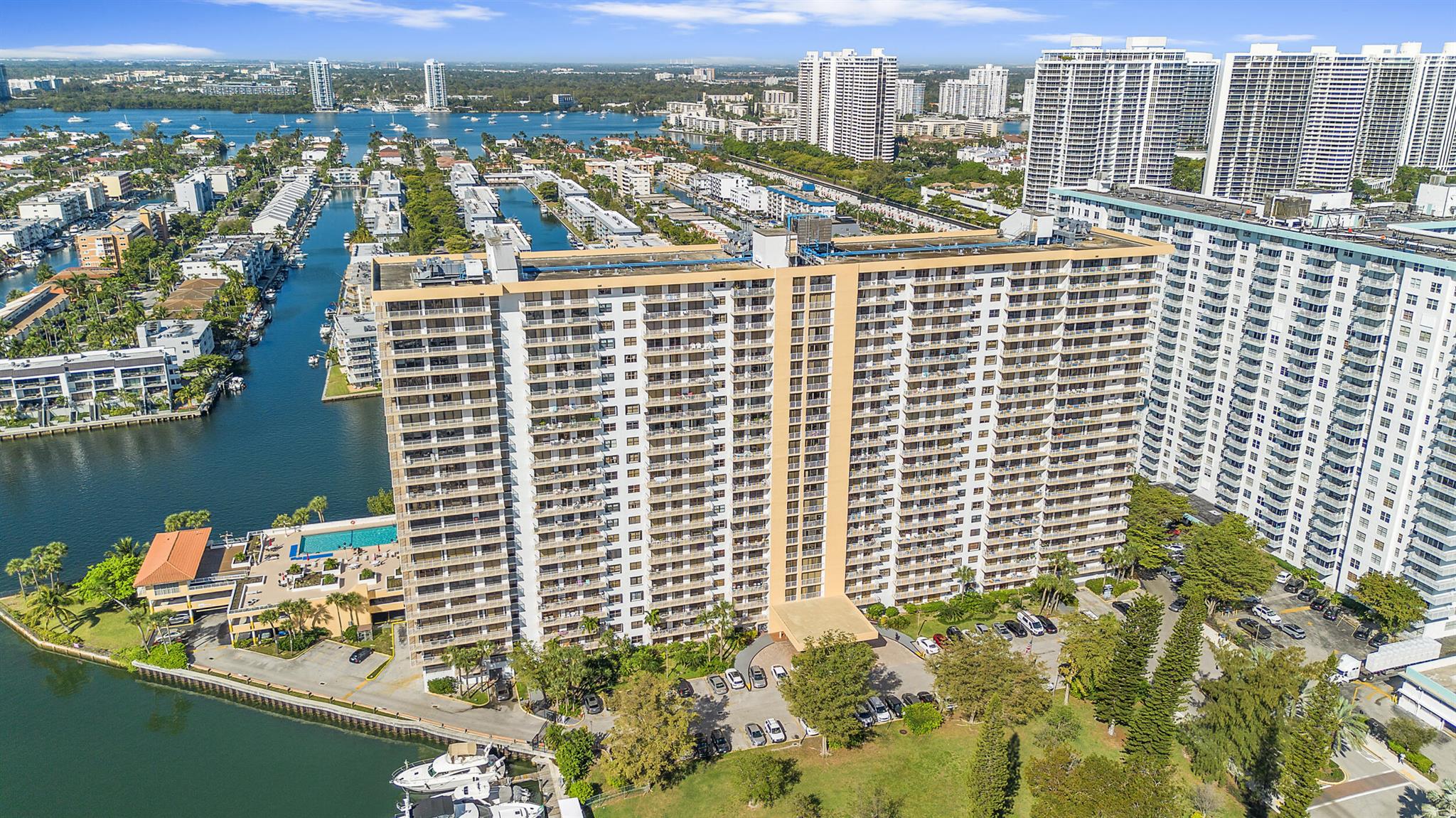 WINSTON TOWERS 700 CONDO - Residential