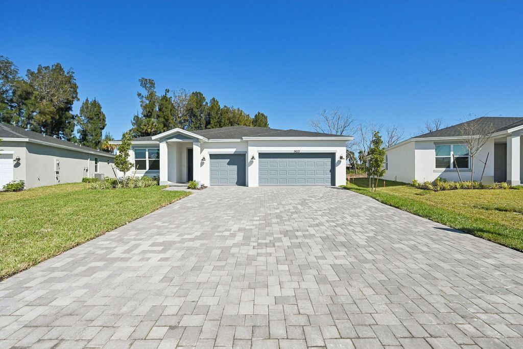 Photo of 5633 Hampton Park Circle, Vero Beach, FL 32966 (MLS # R11154424)