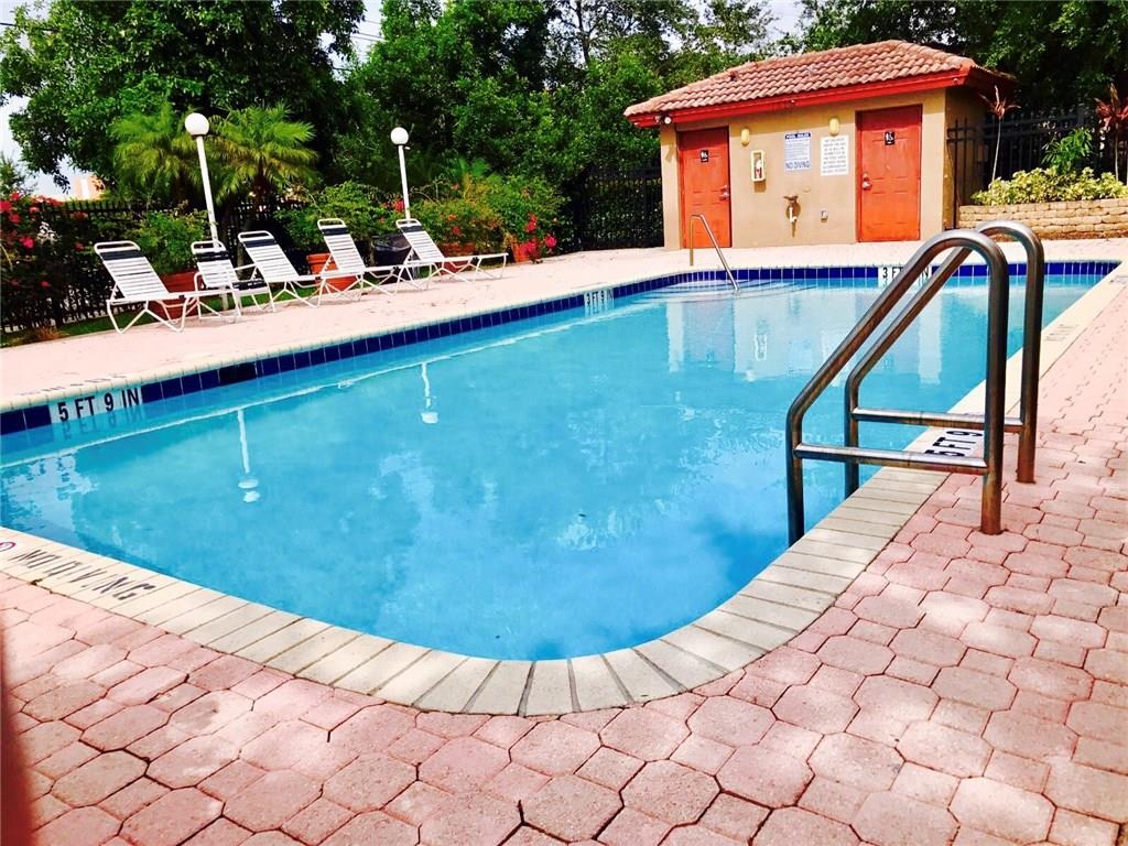 THE POINTE VILLAS 160-20 - Residential