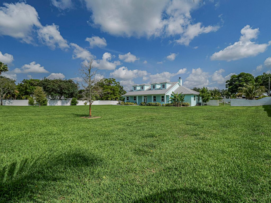 Photo of 406 9th Court, Vero Beach, FL 32962 (MLS # R11167900)