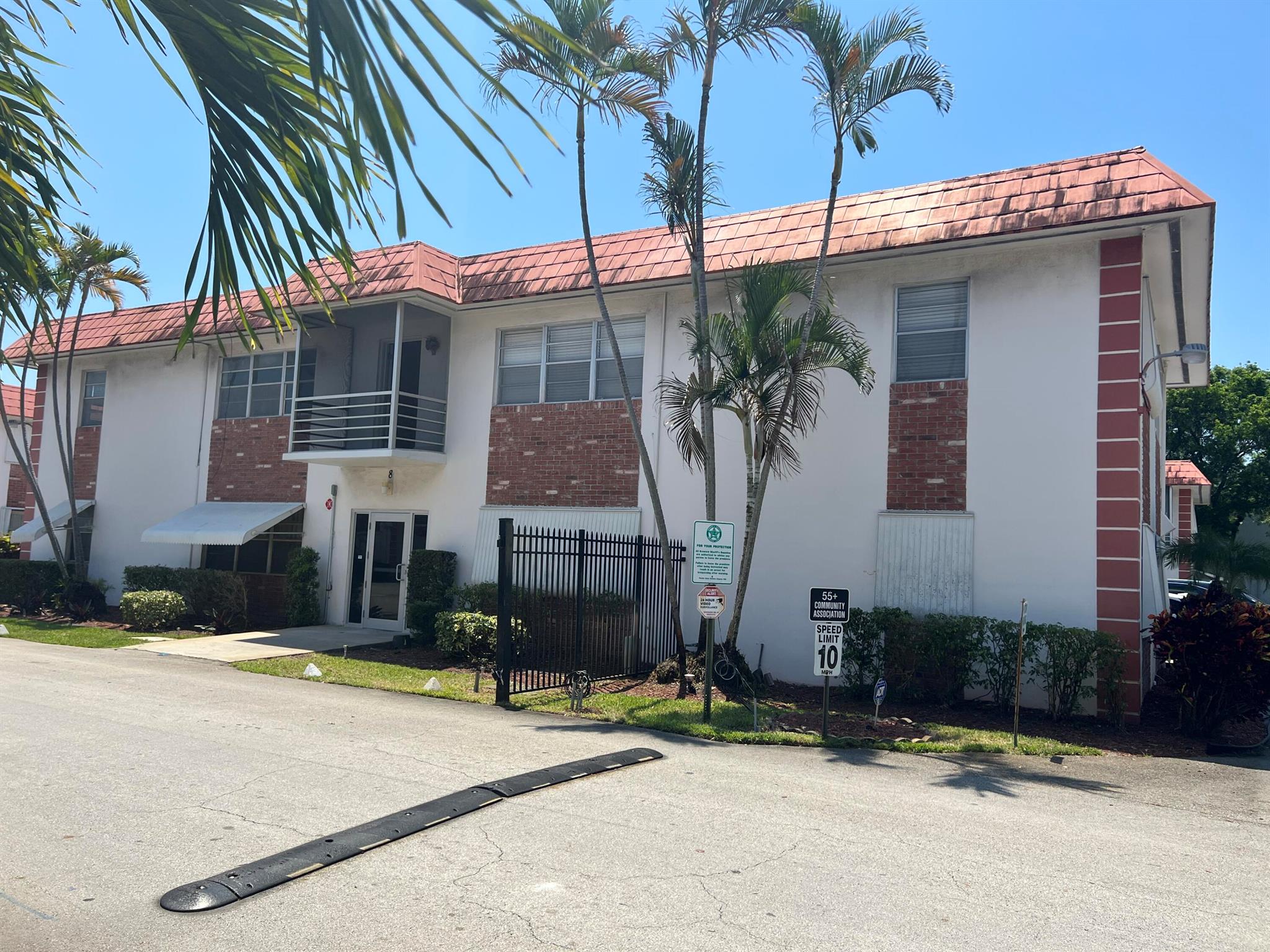 WELCOME TO EVERETT ARMS POMPANO BEACH!THIS LARGE 2 BEDROOMS AND ONE AND HALF BATH COMES WITH NEW FLOORS, NEW PAINT AND NEW LIGHTS. HEATED POOL AND VERY SECLUDED COMMUNITY. EASY AND FAST APPROVAL