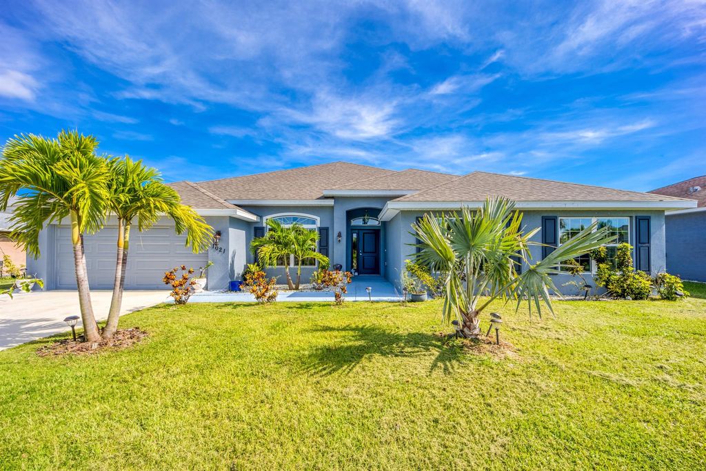 Photo of 1021 SE Bywood Avenue, Port St Lucie, FL 34953 (MLS # R10906699)