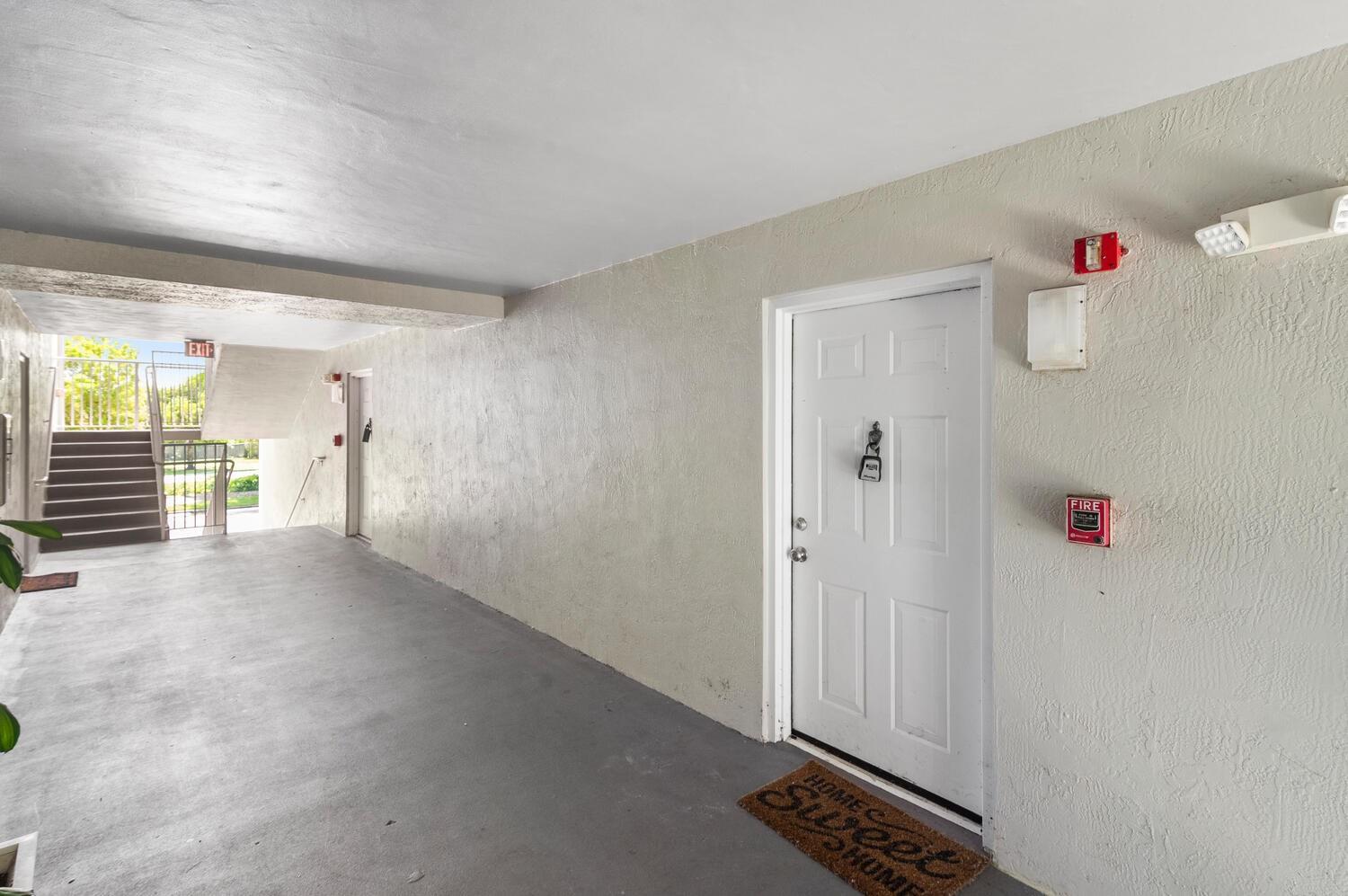 Discover the perfect rental home that combines comfort and convenience. This 2-bedroom, 2-bathroom gem is available for immediate move-in, offering privacy with each bedroom having its own full bathroom. Professionally managed, this unit also features in-unit washer and dryer for added ease.
The open layout creates a seamless flow between the kitchen, dining, and living spaces. Plus, the central location provides quick access to I-75, the shops at Pembroke Gardens, and Pembroke Pines mall. Don't miss out on this opportunity to enjoy luxurious living in a prime location. Contact us today to schedule a viewing!