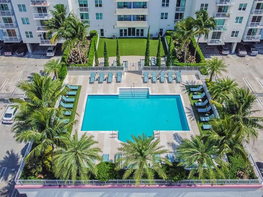 EXECUTIVE SUITE FOR RENT: Introducing “Executive Suite 707” at the Aston on Coral Way, a spacious apartment is perfectly suited for the busy professional. Here is why… 1 - SMART LOCATION overlooking beautiful Coral Way, walking access to restaurants, hair salons, banks, and supermarkets. 2 - SPACIOUS 762-Sqr-ft suite has a large bedroom 3 - LOTS OF LIGHT : The Livingroom has a floor to celing sliding glass door. 4 - UPGRATED KITCHEN white cabinets with black granite top. 5 - Laminated floors 6 - RENOVATED BATHROOM walking shower, frameless glass doors, large vanity , illuminated led mirror. GREAT AMENITIES and 24 HR Concierge . Professionals welcome. Available Inmediately, Quick Approvals.