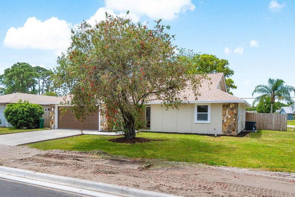 Photo of 1614 SE Floresta Drive, Port Saint Lucie, FL 34983 (MLS # R10978508)