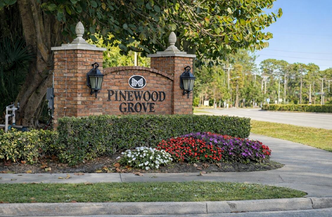 PINEWOOD GROVE OF WELLINGTON - Residential