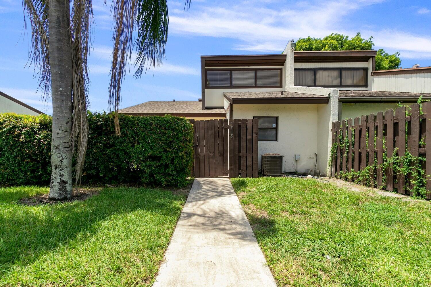 Charming 2bed 2 bath villa with loft centrally located in west palm beach