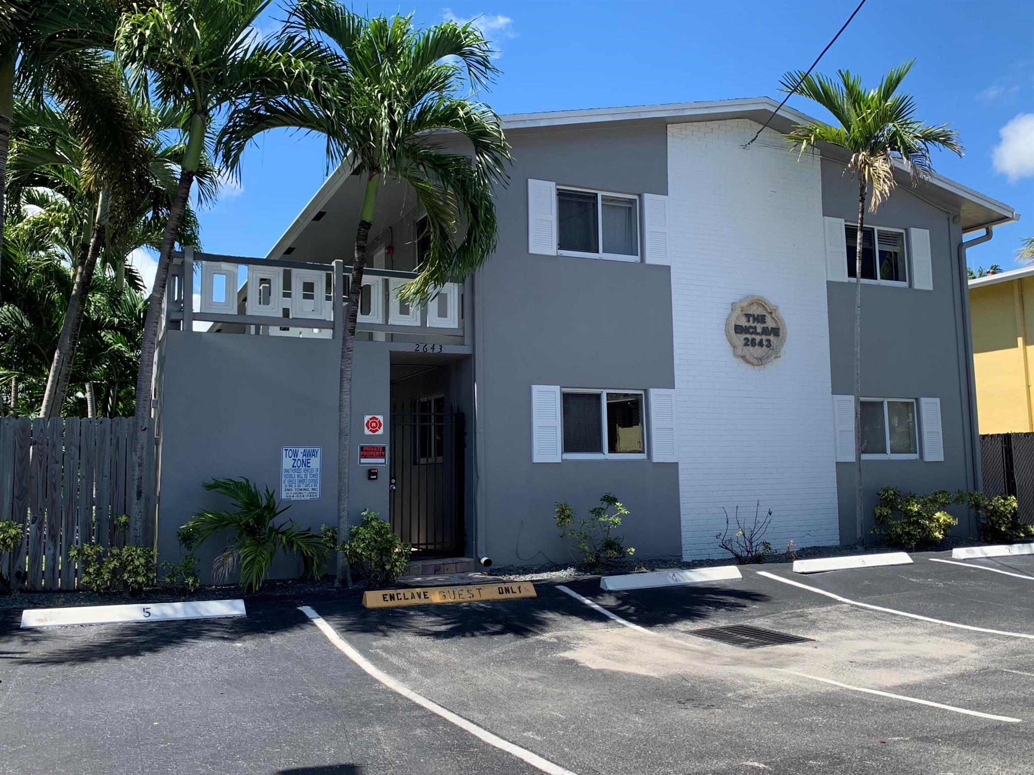 WALK TO WILTON DRIVE IN COZY 1/1. UPDATED BUILDING!  THIS UNIT HAS TILE FLOORS THROUGHOUT, IMPACT WINDOWS & DOORS, NEWER KITCHEN, STAINLESS APPLIANCES, GRANITE COUNTER-TOPS, COMMUNITY LAUNDRY ROOM.  FANTASTIC LOCATION AND CONVENIENT TO WALK TO RESTAURANTS, SHOPS, BARS AND MORE.