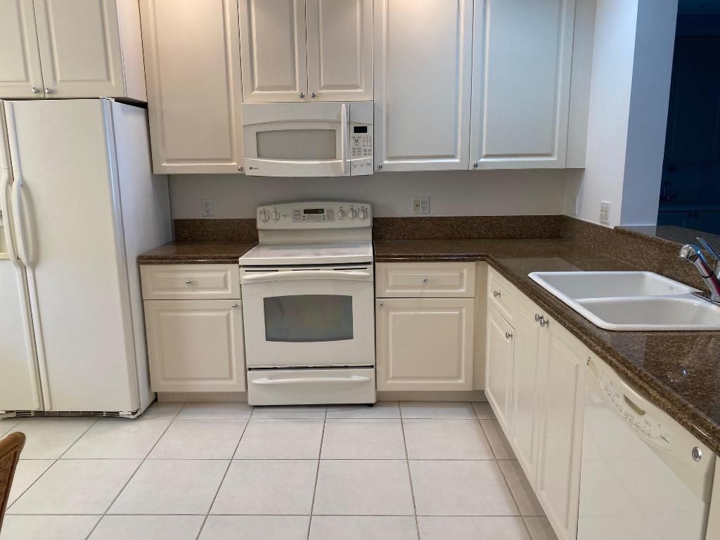 Photo of 33 Harbour Isle Drive W #302, Fort Pierce, FL 34949 (MLS # R10966337)