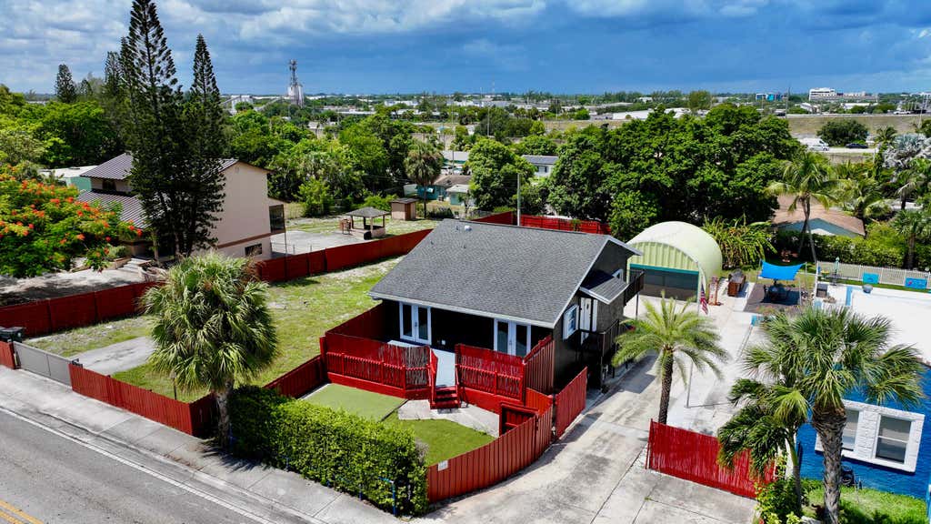 Photo of 907 N A Street, Lake Worth Beach, FL 33460 (MLS # B26068492)