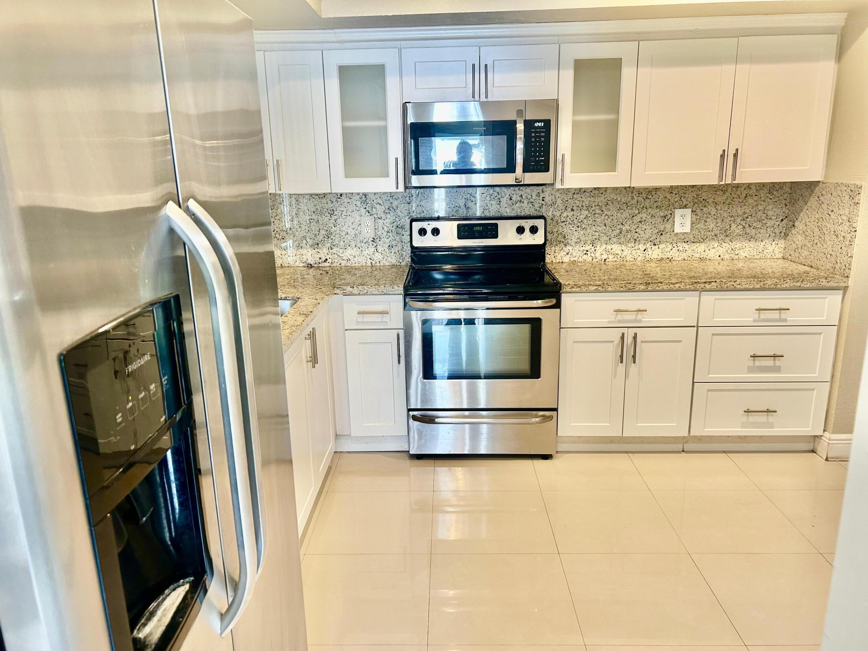 HOLLYWOOD HILLS - Residential