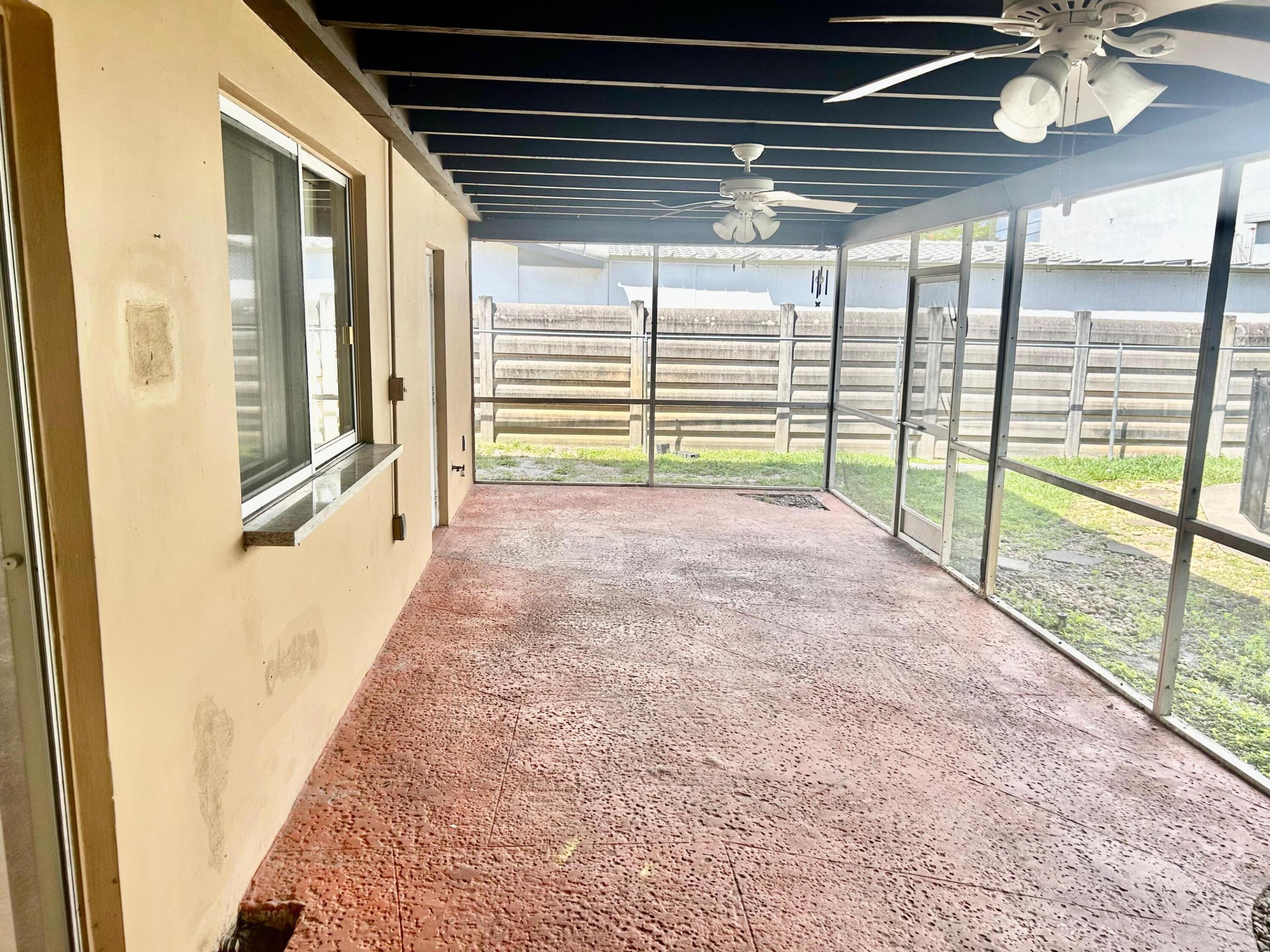 HOLLYWOOD HILLS - Residential