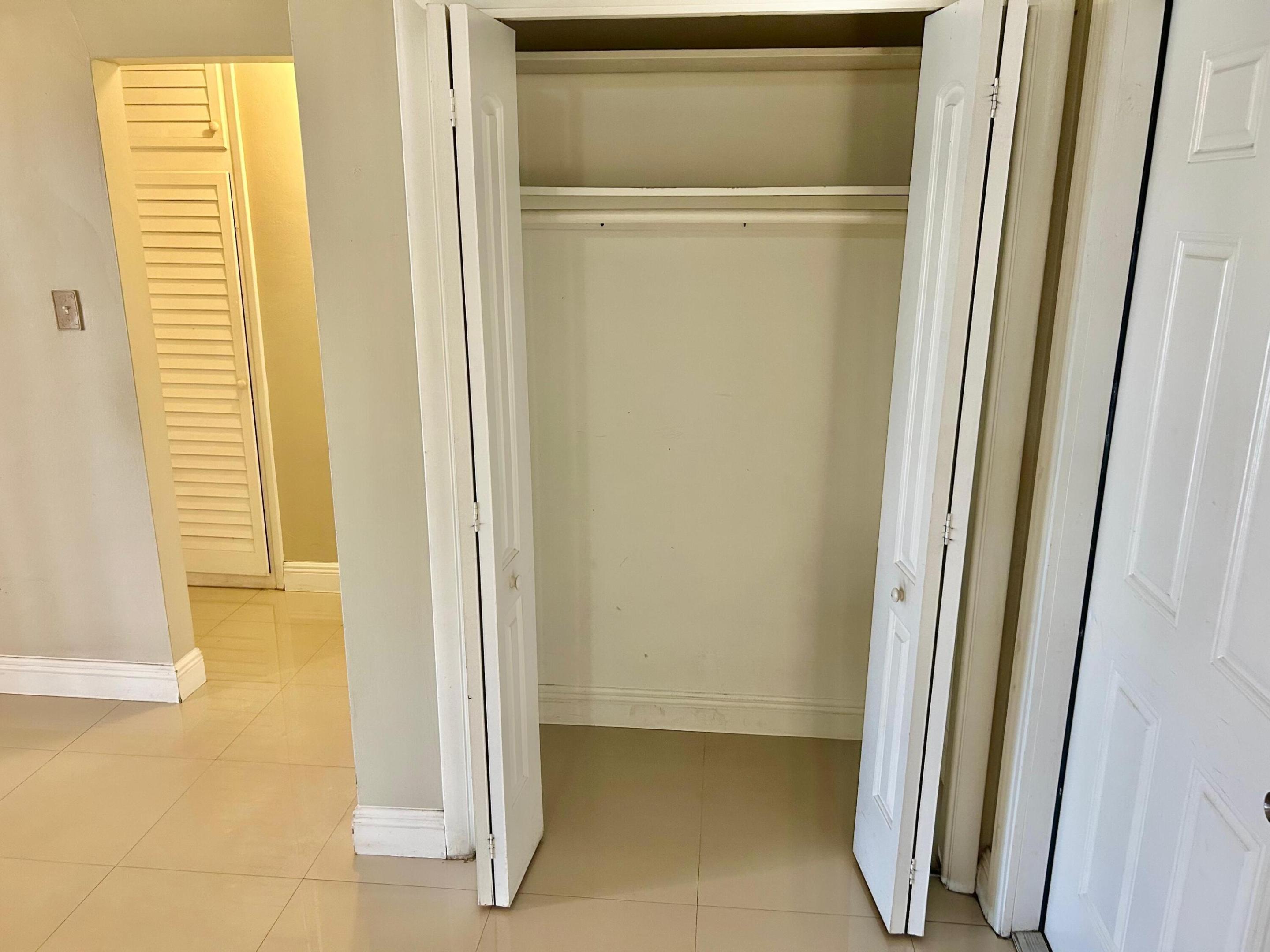 HOLLYWOOD HILLS - Residential