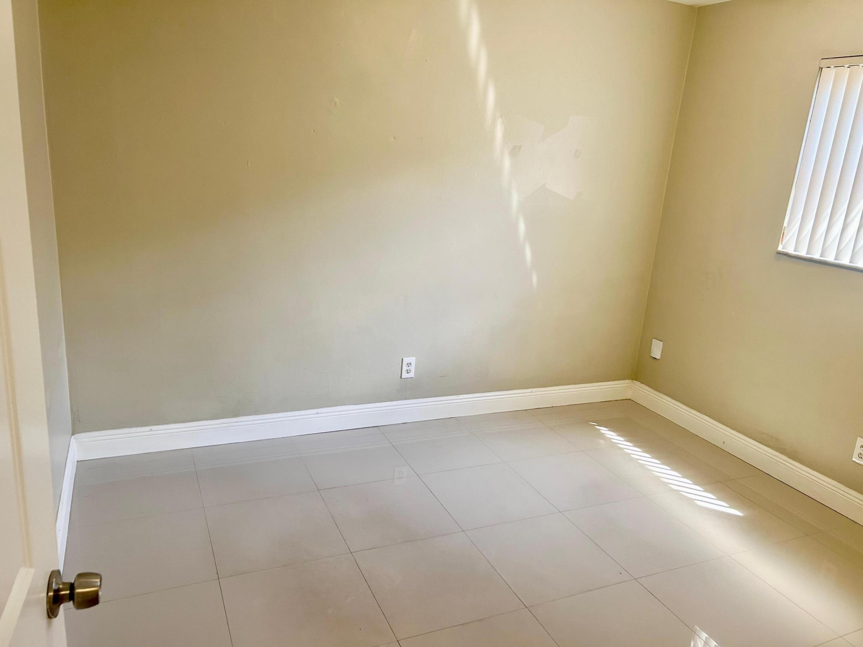 HOLLYWOOD HILLS - Residential