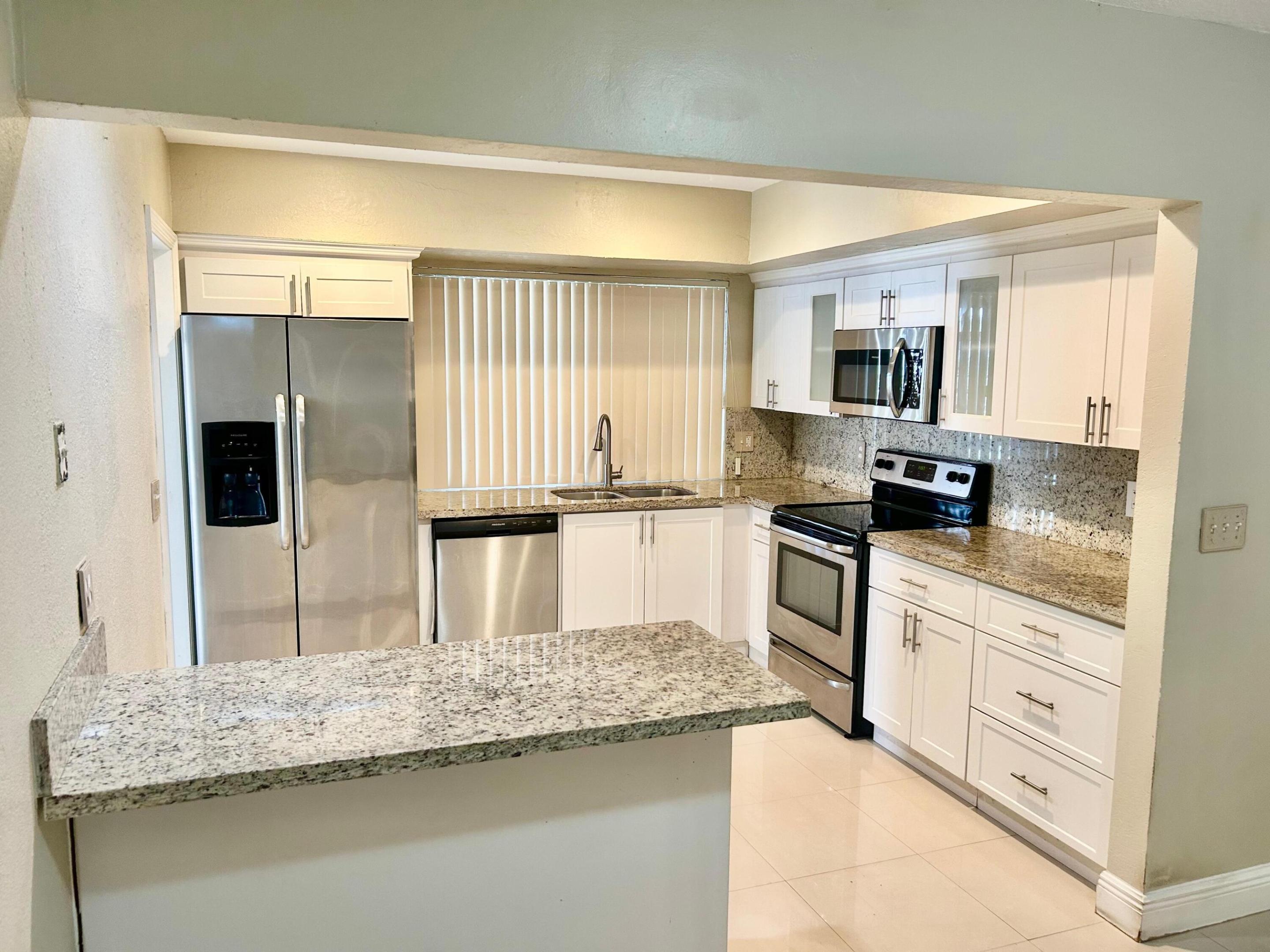 HOLLYWOOD HILLS - Residential