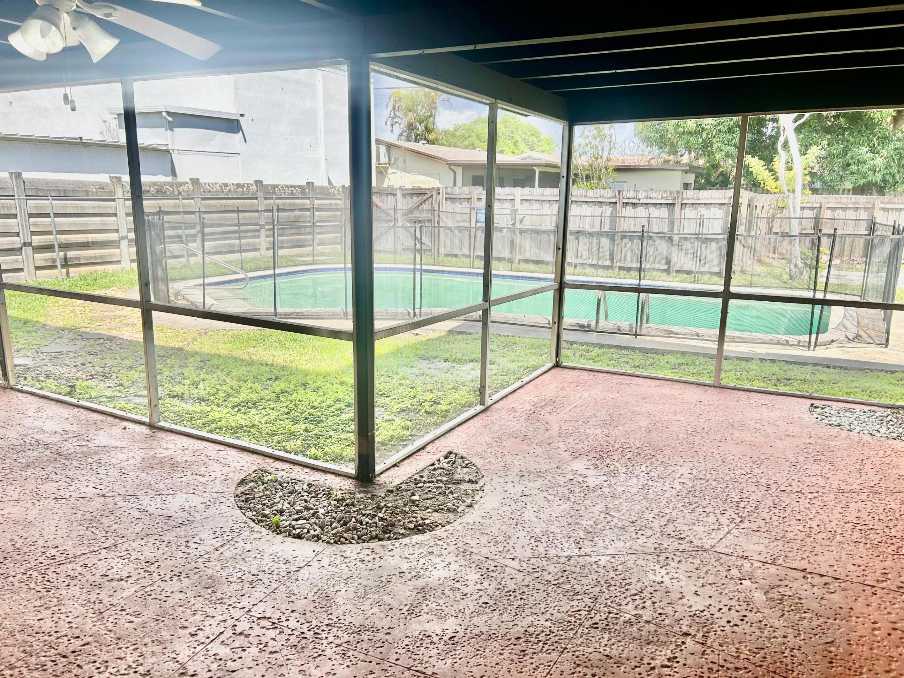 HOLLYWOOD HILLS - Residential