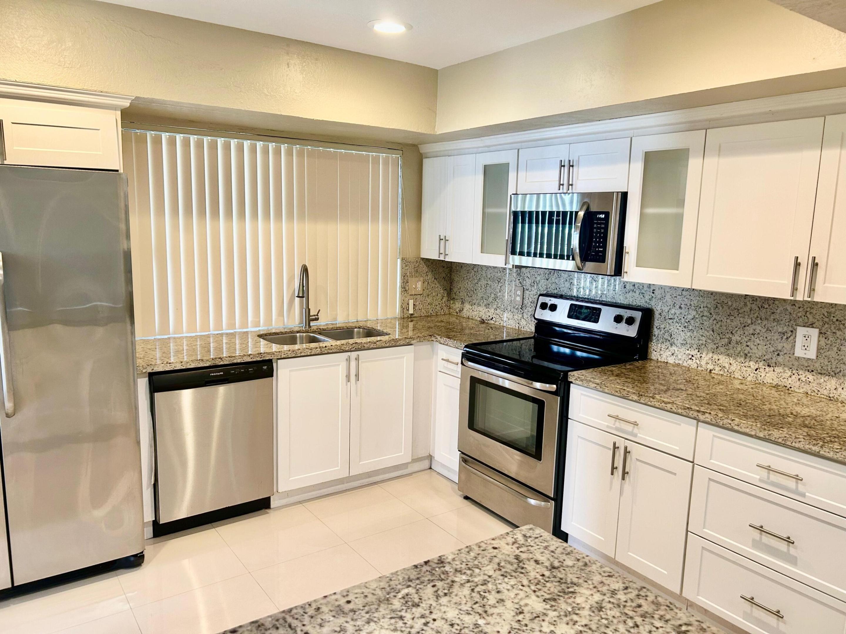 HOLLYWOOD HILLS - Residential