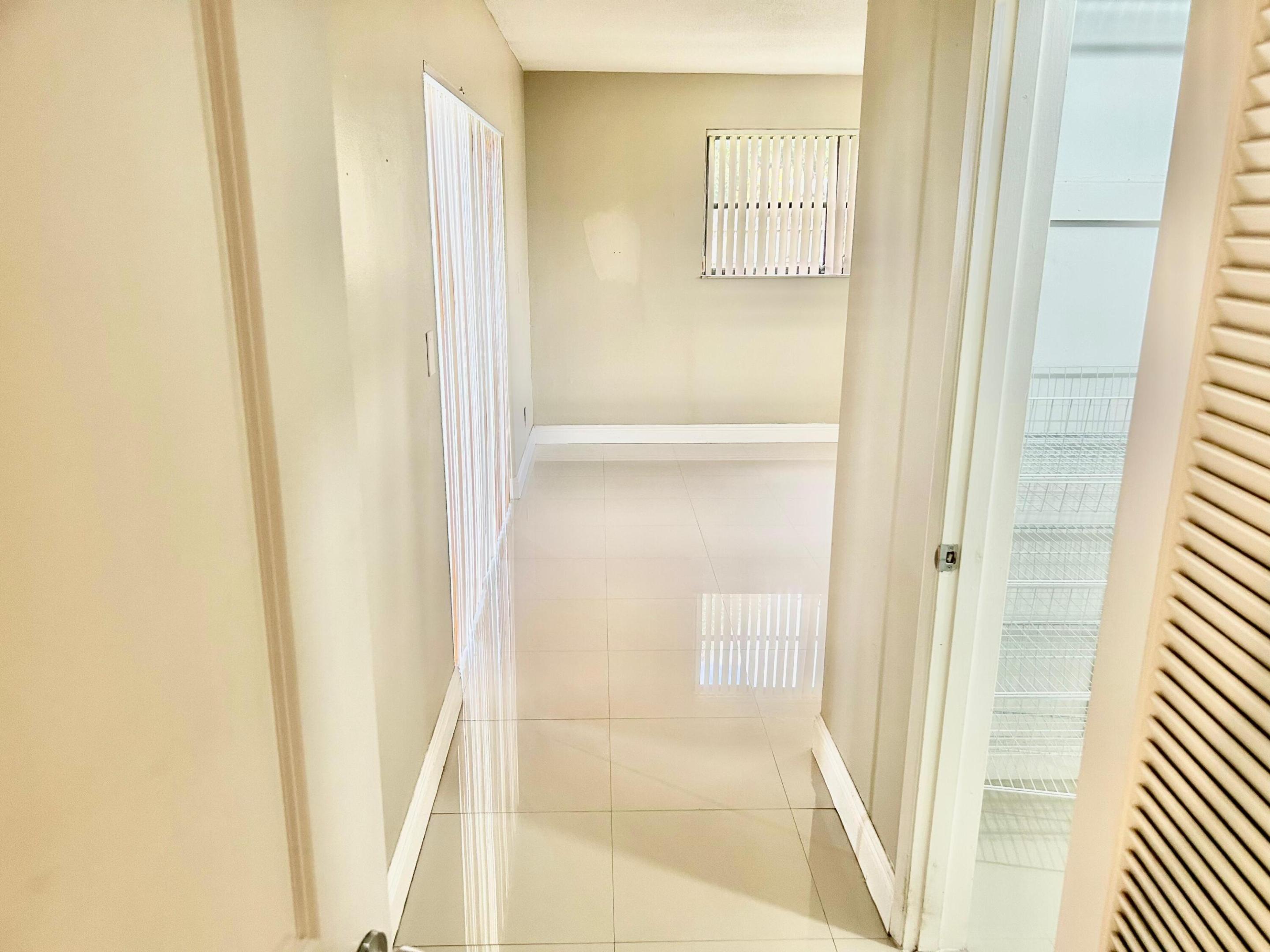 HOLLYWOOD HILLS - Residential