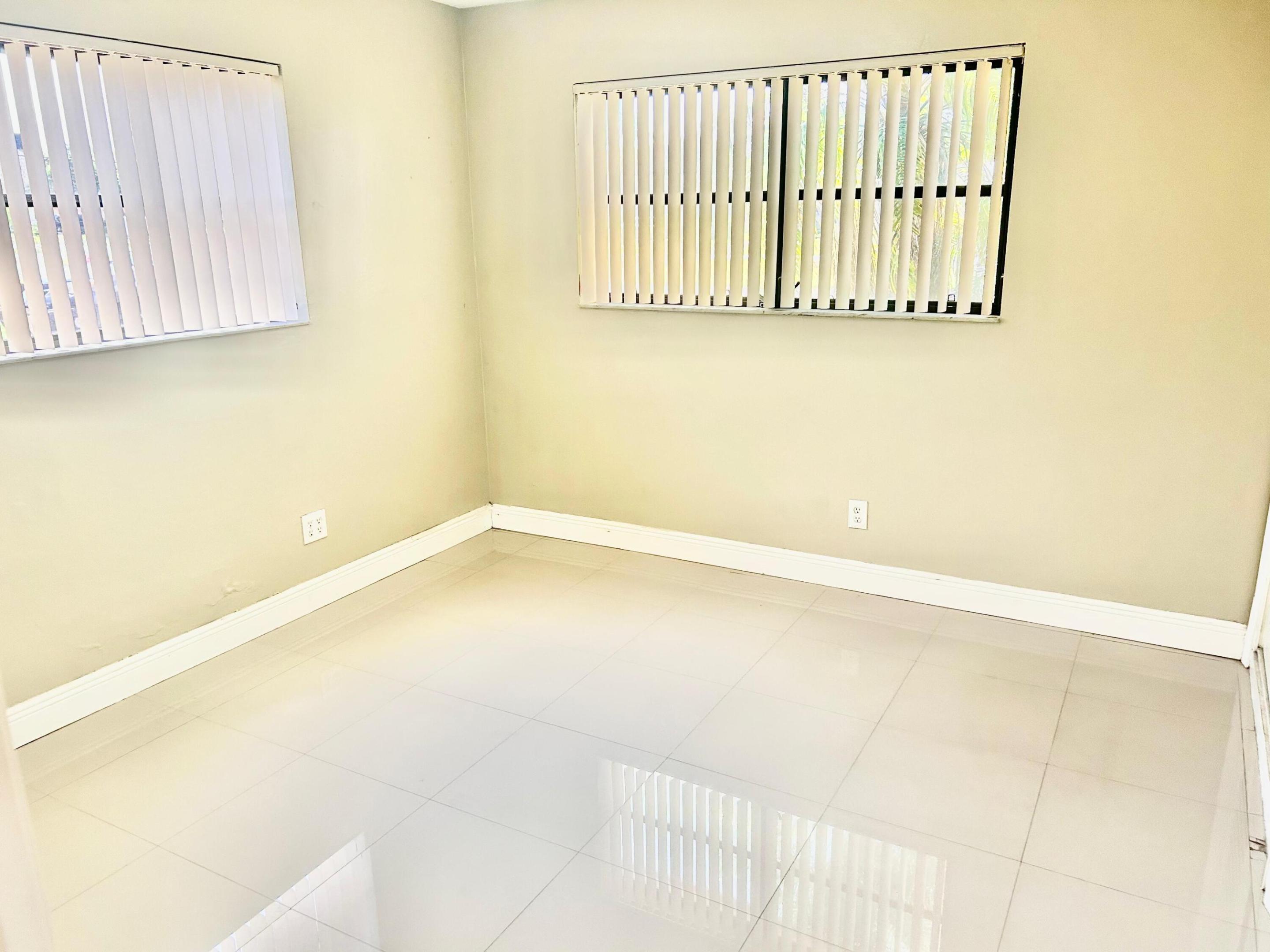 HOLLYWOOD HILLS - Residential